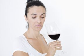 A muller bebe viño como parar