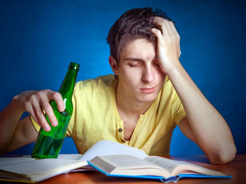 estudante canso con cervexa, como deixar de beber