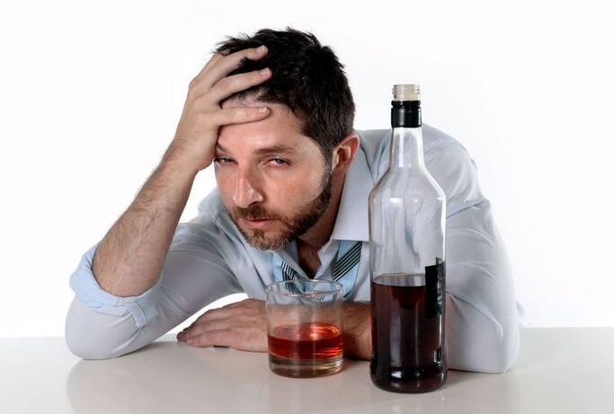 O home que sofre alcoholismo e como beber deixa de beber