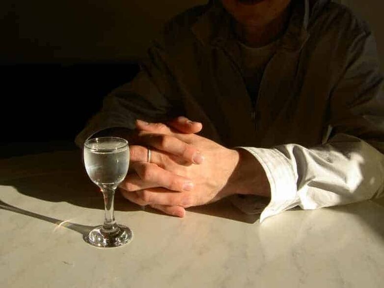 Se bebes incluso pequenas doses de alcohol forte todos os días, desenvolverás unha adicción ao alcohol