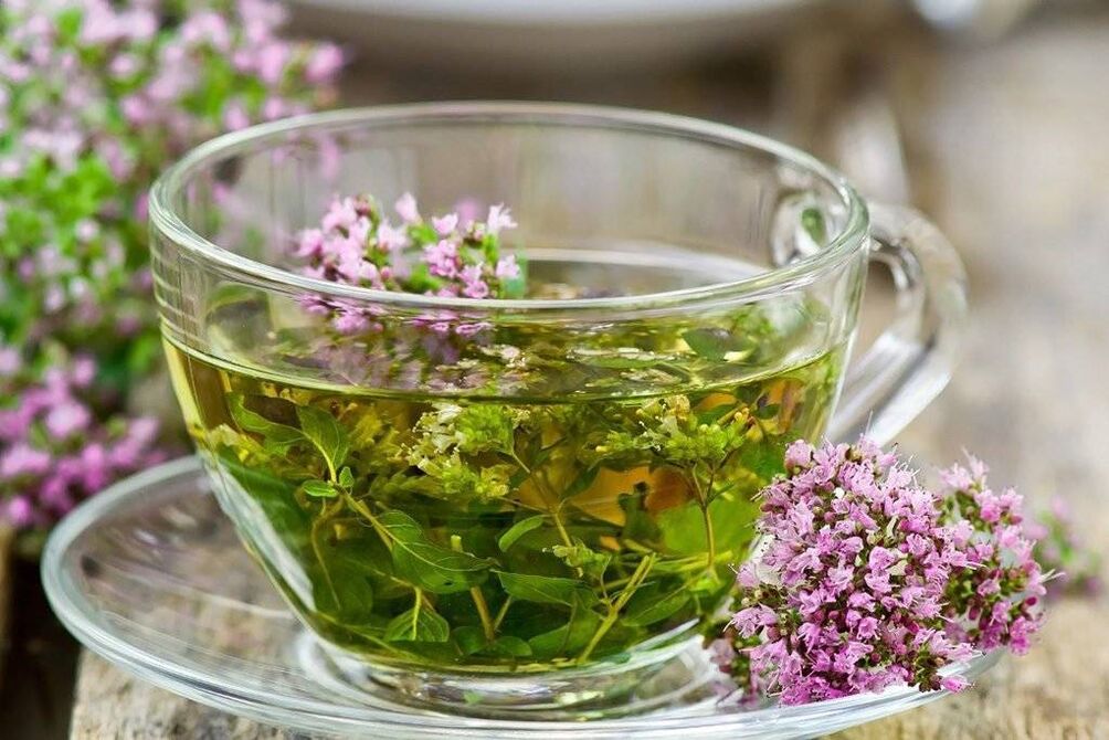 Té con centaury para as mulleres para evitar o alcohol