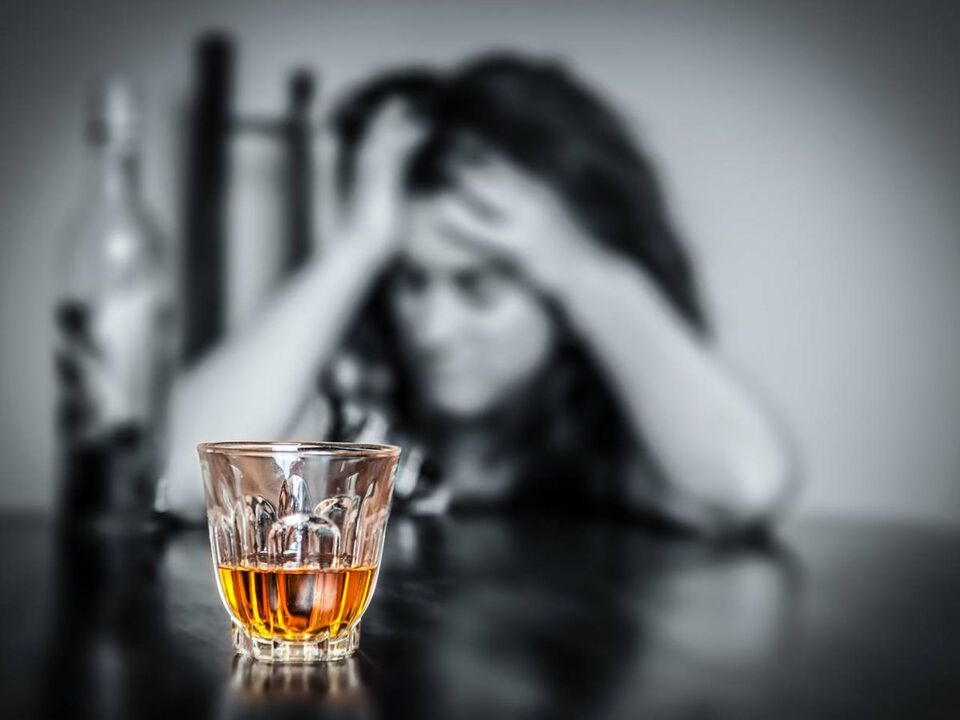 O estrés constante leva a unha muller a beber alcohol